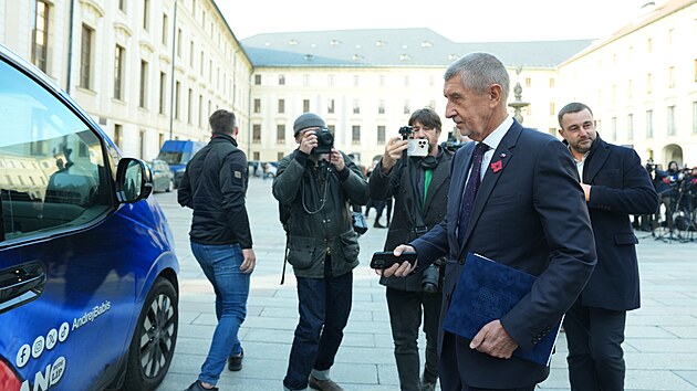 Andrej Babi� odj�d� z Hradu po sch�zce s prezidentem Petrem Pavlem. Prezidenta zaj�maly kroky, kter� by Andrej Babi� jako mo�n� premi�r pl�noval podniknout v souvislosti s �e�en�m z�kona o st�etu z�jm�. Hovo�ili i o programov�m prohl�en� budouc� vl�dy. (12. listopadu 2025)