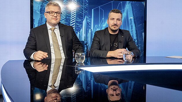 Hosty po�adu Kulat� st�l na t�ma Investice 2026 jsou Ji�� Tyle�ek, hlavn� analytik XTB a Ond�ej Kozel, provozn� �editel Fingood. (10. listopadu 2025)