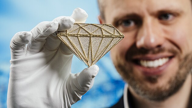 Vladim�r Kondrat�nko ze spole�nosti Arete Diamond s unik�tn� diamantovou trofej� v hodnot� jednoho milionu korun. (14. listopadu 2025)