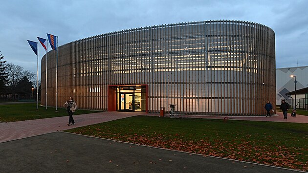 Modern� zimn� ar�nu otev�eli v Kojet�n� na P�erovsku. Ar�na je multifunk�n�, od listopadu do konce b�ezna bude slou�it brusla��m �i krasobrusla��m, pot� se p�em�n� v h�i�t� pro s�lov� sporty. Stavba p�i�la na zhruba sto milion� korun. Kurz krasobruslen� je prvn� praktick� vyu�it� po slavnostn�m otev�en�. (11. listopadu 2025)