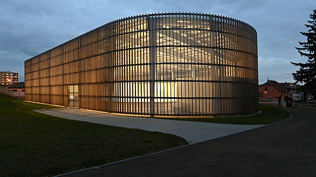 Modern� zimn� ar�nu otev�eli v Kojet�n� na P�erovsku. Ar�na je multifunk�n�, od listopadu do konce b�ezna bude slou�it brusla��m �i krasobrusla��m, pot� se p�em�n� v h�i�t� pro s�lov� sporty. Stavba p�i�la na zhruba sto milion� korun. Kurz krasobruslen� je prvn� praktick� vyu�it� po slavnostn�m otev�en�. (11. listopadu 2025)