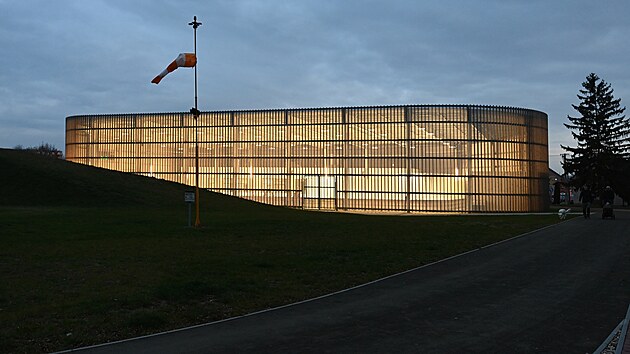 Modern� zimn� ar�nu otev�eli v Kojet�n� na P�erovsku. Ar�na je multifunk�n�, od listopadu do konce b�ezna bude slou�it brusla��m �i krasobrusla��m, pot� se p�em�n� v h�i�t� pro s�lov� sporty. Stavba p�i�la na zhruba sto milion� korun. Kurz krasobruslen� je prvn� praktick� vyu�it� po slavnostn�m otev�en�. (11. listopadu 2025)