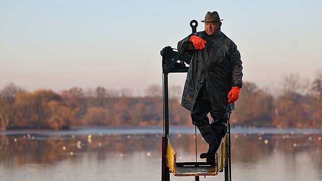 Ryb��i o v�kendu vylovili Bezru�, nejv�t�� chovn� rybn�k na severu Moravy a Slezska. Na m�sto vyrazili v�dy od sedm� r�no, aby si lid� b�hem dne mohli na hr�zi koupit kapra, amura, cand�ta, ale tak� �tiku �i tolstolobika. Sou��st� akce bylo i slavnostn� pasov�n� na ryb��e. Na rozd�l od lo�ska, kdy v�lov poznamenala povode� a ��st ryb uplavala, letos ryb��i mohli po��tat se zhruba p�ti sty metr�ky ryb. (8. listopad 2025)