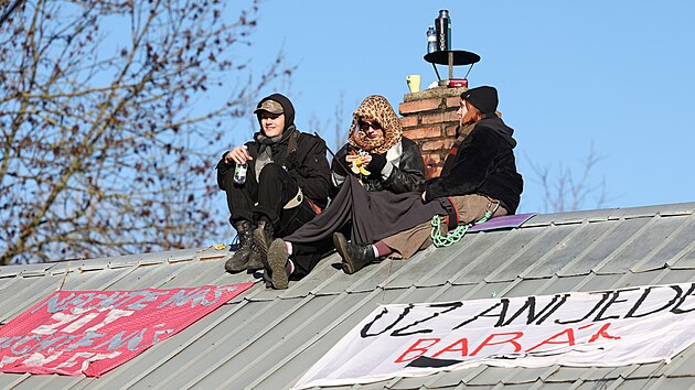 �est� den protestu v ostravsk�ch Mari�nsk�ch Hor�ch v osad� Bed�i�ka, kde aktivist� br�n� bour�n� domu. Ostravsk� m�stsk� obvod Mari�nsk� Hory a Hulv�ky dnes nepl�nuje zbourat posledn� uvoln�n� finsk� domek v n�kdej�� hornick� kolonii Bed�i�ka. (18. listopadu 2025)