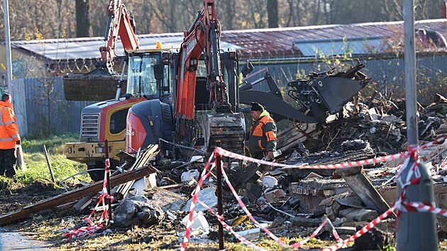 �est� den protestu v ostravsk�ch Mari�nsk�ch Hor�ch v osad� Bed�i�ka, kde aktivist� br�n� bour�n� domu. Ostravsk� m�stsk� obvod Mari�nsk� Hory a Hulv�ky dnes nepl�nuje zbourat posledn� uvoln�n� finsk� domek v n�kdej�� hornick� kolonii Bed�i�ka. (18. listopadu 2025)