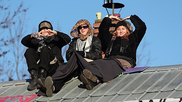 �est� den protestu v ostravsk�ch Mari�nsk�ch Hor�ch v osad� Bed�i�ka, kde aktivist� br�n� bour�n� domu. Ostravsk� m�stsk� obvod Mari�nsk� Hory a Hulv�ky dnes nepl�nuje zbourat posledn� uvoln�n� finsk� domek v n�kdej�� hornick� kolonii Bed�i�ka. (18. listopadu 2025)