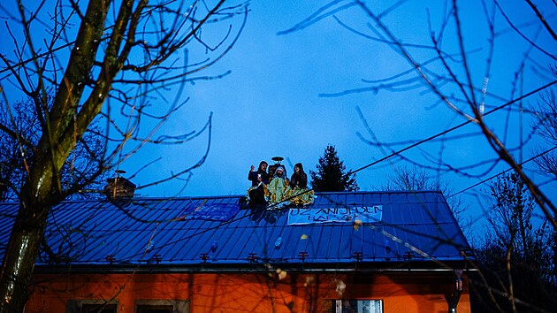 Oslavy v�ro�� 17. listopadu 1989 se odehr�ly tak� v ostravsk�ch Mari�nsk�ch Hor�ch v osad� Bed�i�ka, kde aktivist� br�n� bour�n� domu. (17. listopadu 2025)