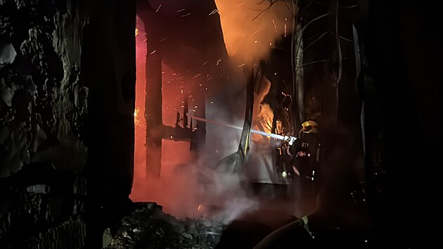 �ty�i lidi v�etn� dvou d�t� dnes o�et�ili z�chran��i v souvislosti s po��rem neobydlen�ho objektu ve Fr�dlantu nad Ostravic� na Fr�decko-M�stecku. (14. listopad 2025)