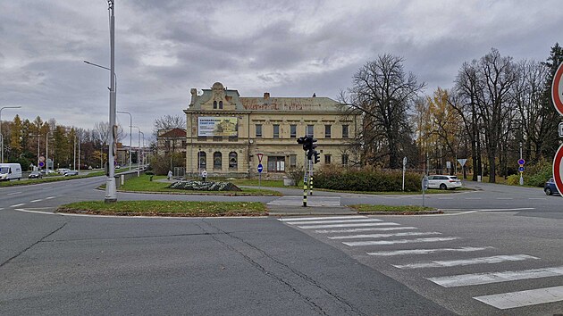 Fr�dek-M�stek zrekonstruuje �esk� d�m podle projektu architekt� veden�ch Filipem V�tkem z Brna. Prom�na nezas�hne do historick�ho objektu a dopln� jej o nedominantn� d�ev�nou p��stavbu. M�sto v budov� s v�znamnou histori� pl�nuje vybudovat z�zem� pro volno�asov� aktivity d�t�. (10. listopadu 2025)