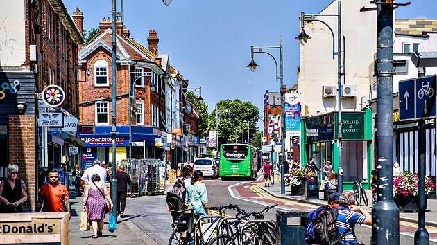 A� na silnici A41 se watfordsk�m radn�m zat�m poda�ilo zablokovat pl�ny na to, aby se z m�sta stala pr�jezdn� z�na. Opat�en� z Woodemere Avenue bylo mo�n� a� p��li� efektivn�.