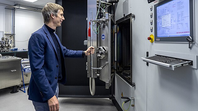 Martin Dan�k otev�r� pec, kde se aplikuje nanopovlak (listopad 2025)..