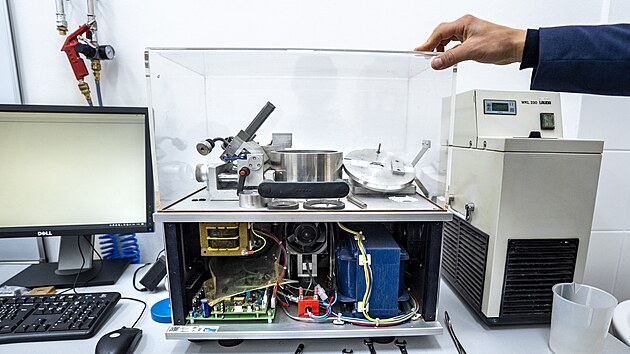 Laborato� na �VUT, kde se aplikuje nanopovlak na skl��sk� formy (listopad 2025).