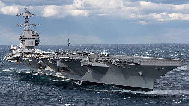 Letadlová lo USS Gerald R. Ford proplouvá Atlantským oceánem. (26. bezna...