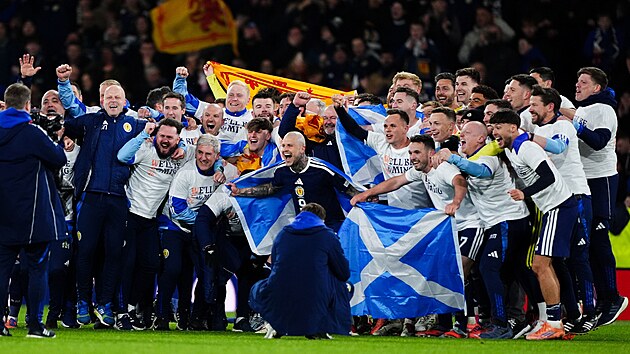 Skot�t� fotbalist� slav� postup na mistrovstv� sv�ta po t�m�� t�iceti letech.