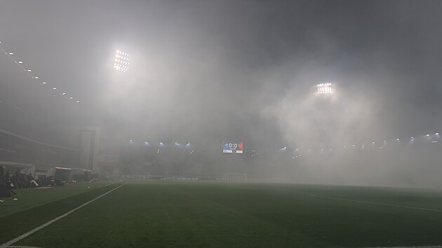 Plze�sk� stadion pot�, co ho zahalil kou� z d�movnic.