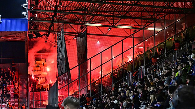 Hostuj�c� sektor v Plzni, kter� obsadili sl�vist�.