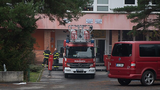 Po��r St�edn� �koly pedagogick� a soci�ln� ve Zl�n� zlikvidovali hasi�i z pond�l� na �ter�. D�ti dostaly na �ter� a st�edu �editelsk� volno. (11. listopadu 2025)