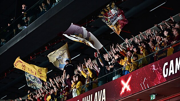 P�i pond�ln�m utk�n� hokejov� Maxa ligy mezi Duklou Jihlava a Vset�nem (3:2 na n�jezdy) do�lo v Hor�ck� ar�n� k plan�mu poplachu. Zp�sobil ho jeden z dom�c�ch fanou�k�, kter� si pod po��rn�m �idlem zap�lil elektronickou cigaretu.