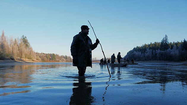 A�koliv jde o v�lov Velk�ho D��ka, ryby se lovily a� z mnohem men��ho rybn�ka Nov�, kter� je v soustav� hned pod D��kem, pr�v� do n�j se osazenstvo n�dr�e v�dy �p�epou�t�. (19. 11.2025)