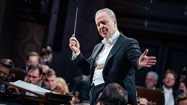 Finsk� dirigent Sakari Oramo ��dil �eskou fiharmonii na Koncert� pro svobodu a demokracii