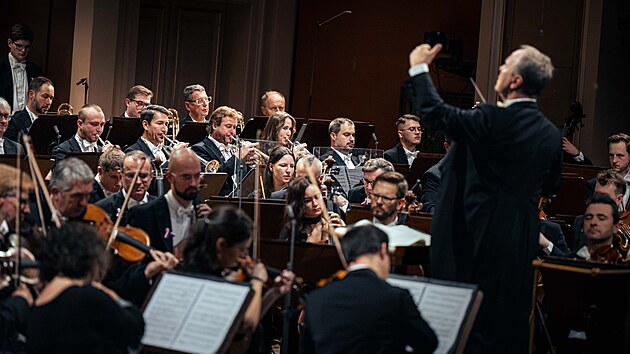 �lenov� �esk� filharmonie a finsk� dirigent Sakari Oramo