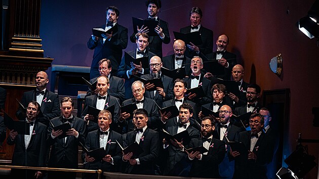 P�nsk� ��st Pra�sk�ho filharmonick�ho sboru b�hem proveden� Mahlerovy Symfonie �. 2 s �eskou filharmoni� v Rudolfinu