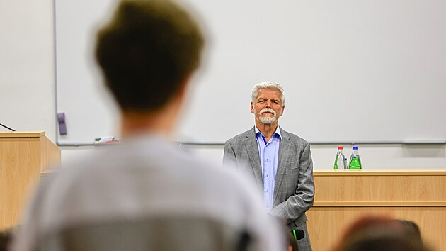 Prezident Petr Pavel debatuje se studenty Masarykovy univerzity. (18. listopadu 2025)