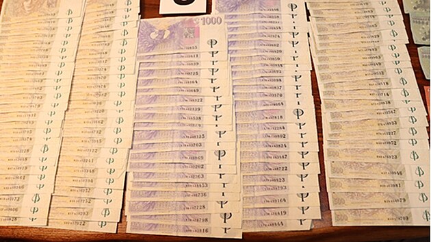 P�i domovn�ch prohl�dk�ch kriminalist� zajistili pervitin, pen�ze i v�ci nutn� k v�rob� drogy.