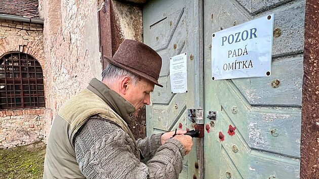 Kostel v Brlohu, m�stsk� ��sti Loun. Odemyk� p�edseda osadn�ho v�boru v Brlohu Milo� �vestka. (listopad 2025)