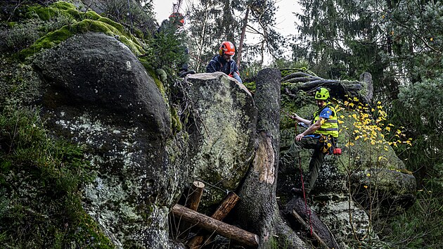 Skalní ety národního parku eské výcarsko a msta Dína odstraují v...