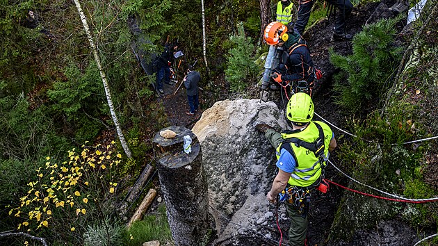 Skaln� �ety n�rodn�ho parku �esk� �v�carsko a m�sta D���na odstra�uj� v Kyjovsk�m �dol� nebezpe�n� k�men nad turistickou stezkou. (12. listopadu 2025)