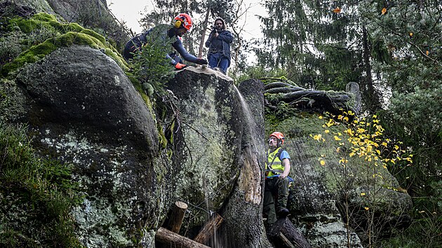 Skaln� �ety n�rodn�ho parku �esk� �v�carsko a m�sta D���na odstra�uj� v Kyjovsk�m �dol� nebezpe�n� k�men nad turistickou stezkou. (12. listopadu 2025)