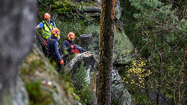 Skaln� �ety n�rodn�ho parku �esk� �v�carsko a m�sta D���na odstra�uj� v Kyjovsk�m �dol� nebezpe�n� k�men nad turistickou stezkou. (12. listopadu 2025)