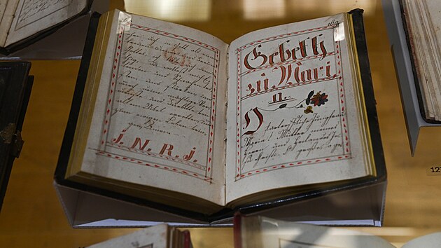 Ve sbírce s názvem Revelatio lze vidt i run psané a zdobené modlitební...