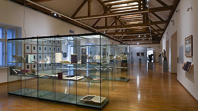 Nakladatel, sb�ratel a b�sn�k Martin Sou�ek p�edstavuje v olomouck�m Muzeu um�n� sb�rku knih a v�tvarn�ch d�l s n�zvem Revelatio. V�stava pokra�uje do b�ezna.