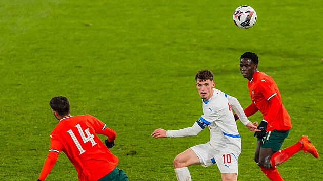 Kapit�n reprezenta�n� jedenadvac�tky Luk� Ambros si hled� m�� mezi portugalsk�mi obr�nci.