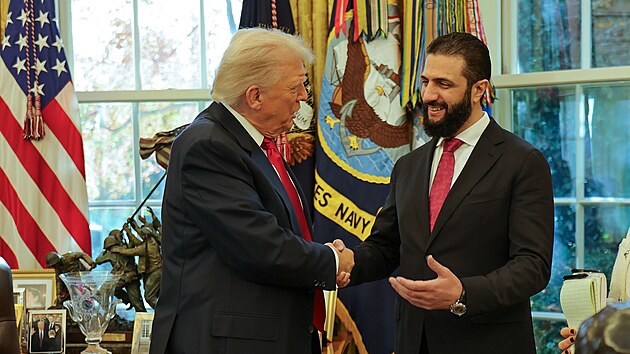 Americký prezident Donald Trump a syrský prozatímní prezident Ahmad ara pi...