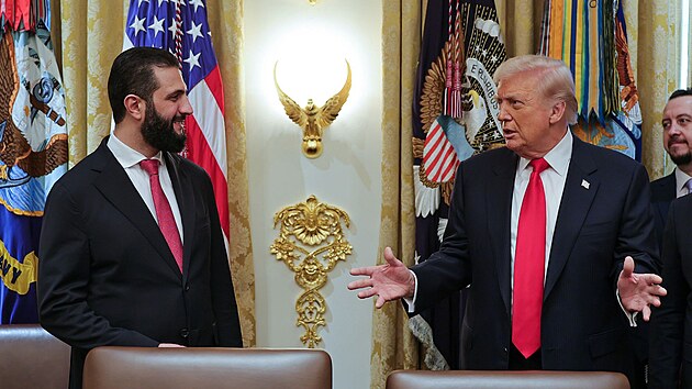 Americk� prezident Donald Trump a syrsk� prozat�mn� prezident Ahmad �ara p�i setk�n� v B�l�m dom�. Fotku poskytla syrsk� prezidentsk� kancel��. (10. listopadu 2025)