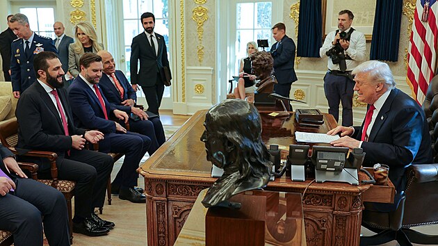 Americk� prezident Donald Trump a syrsk� prozat�mn� prezident Ahmad �ara p�i setk�n� v B�l�m dom�. Fotku poskytla syrsk� prezidentsk� kancel��. (10. listopadu 2025)