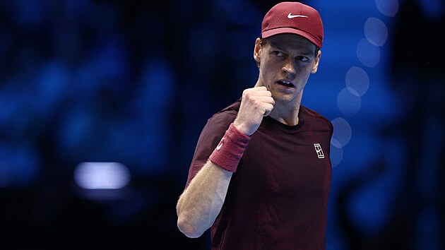 Jannik Sinner bersukacita setelah memenangkan set pertama di final Turnamen Champions.