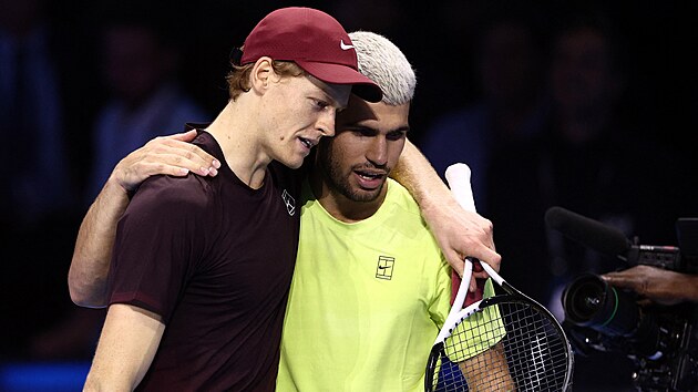Jannik Sinner berpelukan dengan Carlos Alcaraz setelah final bersama Turnamen Juara