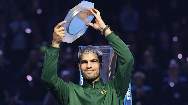 Carlos Alcaraz s trofej� pro pora�en�ho finalistu Turnaje mistr�