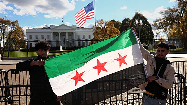 Donald Trump p�ijal v B�l�m dom� prozat�mn�ho syrsk�ho prezidenta Ahmada �aru, s n�m� jednal o uvoln�n� sankc� a mo�n� spolupr�ci v boji proti Isl�msk�mu st�tu. (10. listopadu 2025)