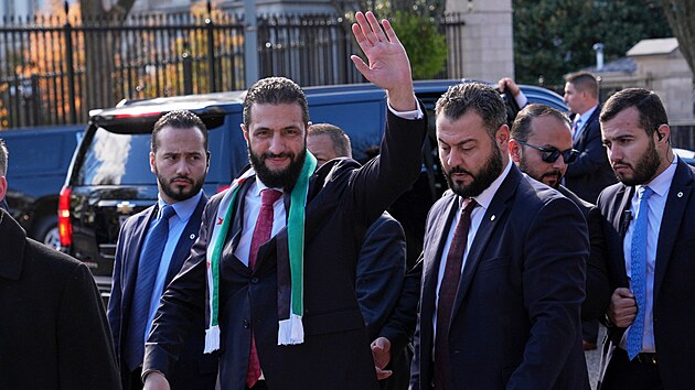 Donald Trump p�ijal v B�l�m dom� prozat�mn�ho syrsk�ho prezidenta Ahmada �aru, s n�m� jednal o uvoln�n� sankc� a mo�n� spolupr�ci v boji proti Isl�msk�mu st�tu. (10. listopadu 2025)