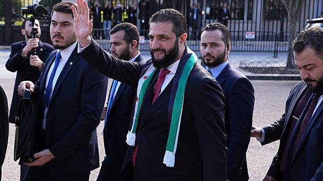 Donald Trump p�ijal v B�l�m dom� prozat�mn�ho syrsk�ho prezidenta Ahmada �aru, s n�m� jednal o uvoln�n� sankc� a mo�n� spolupr�ci v boji proti Isl�msk�mu st�tu. (10. listopadu 2025)