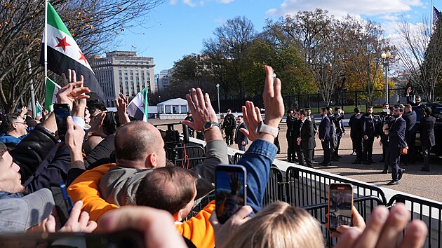 Donald Trump p�ijal v B�l�m dom� prozat�mn�ho syrsk�ho prezidenta Ahmada �aru, s n�m� jednal o uvoln�n� sankc� a mo�n� spolupr�ci v boji proti Isl�msk�mu st�tu. (10. listopadu 2025)