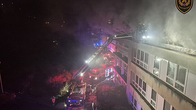 Hasi�i Zl�nsk�ho kraje v pond�l� ve�er lokalizovali po��r st�echy budovy st�edn� �koly v �esk� ulici, d�le se tedy ne����, pr�ce ale potrvaj� i p�es noc. (10. listopadu 2025)