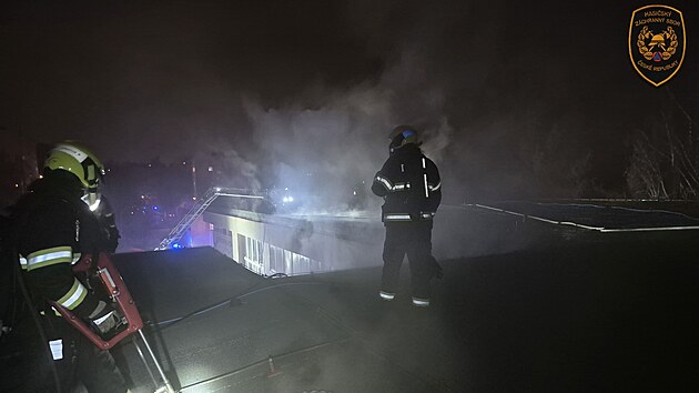 Hasi�i Zl�nsk�ho kraje v pond�l� ve�er lokalizovali po��r st�echy budovy st�edn� �koly v �esk� ulici, d�le se tedy ne����, pr�ce ale potrvaj� i p�es noc. (10. listopadu 2025)