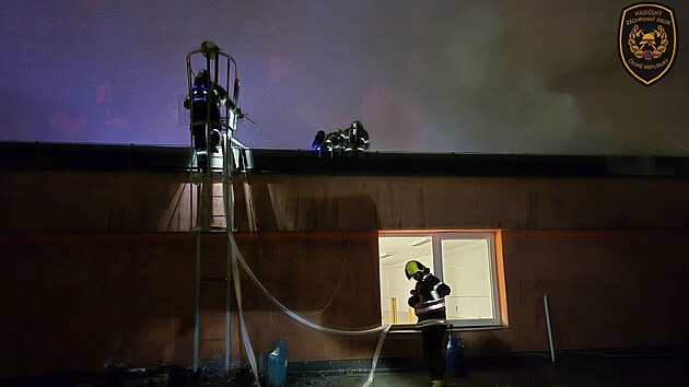 Hasi�i Zl�nsk�ho kraje v pond�l� ve�er lokalizovali po��r st�echy budovy st�edn� �koly v �esk� ulici, d�le se tedy ne����, pr�ce ale potrvaj� i p�es noc. (10. listopadu 2025)