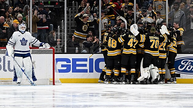 Spoluhr��i Bostonu obklopili Davida Pastr��ka pot�, co vst�elil 400. g�l v NHL.